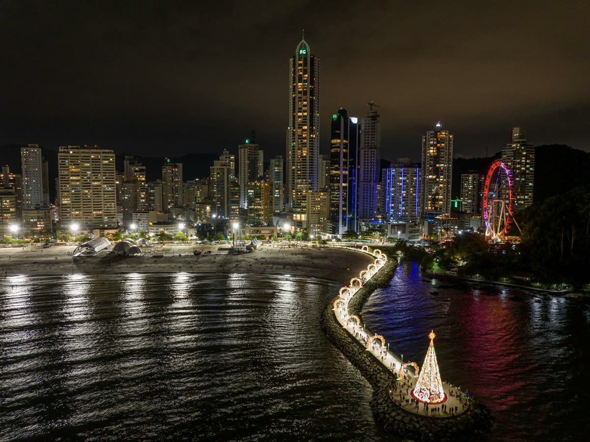 Orla de Balneário Camboriú à noite