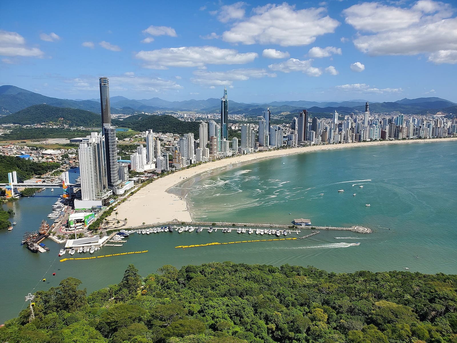 Vista aérea de Balneário Camboriú a partir do parque Unipraias: a enseada, a praia central e o skyline da cidade