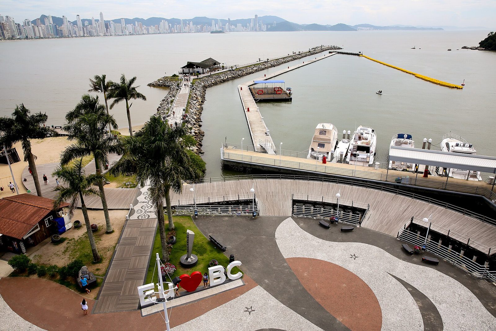 Molhe da Barra Sul em Balneário Camboriú, com marina, quiosque e o skyline da cidade ao fundo