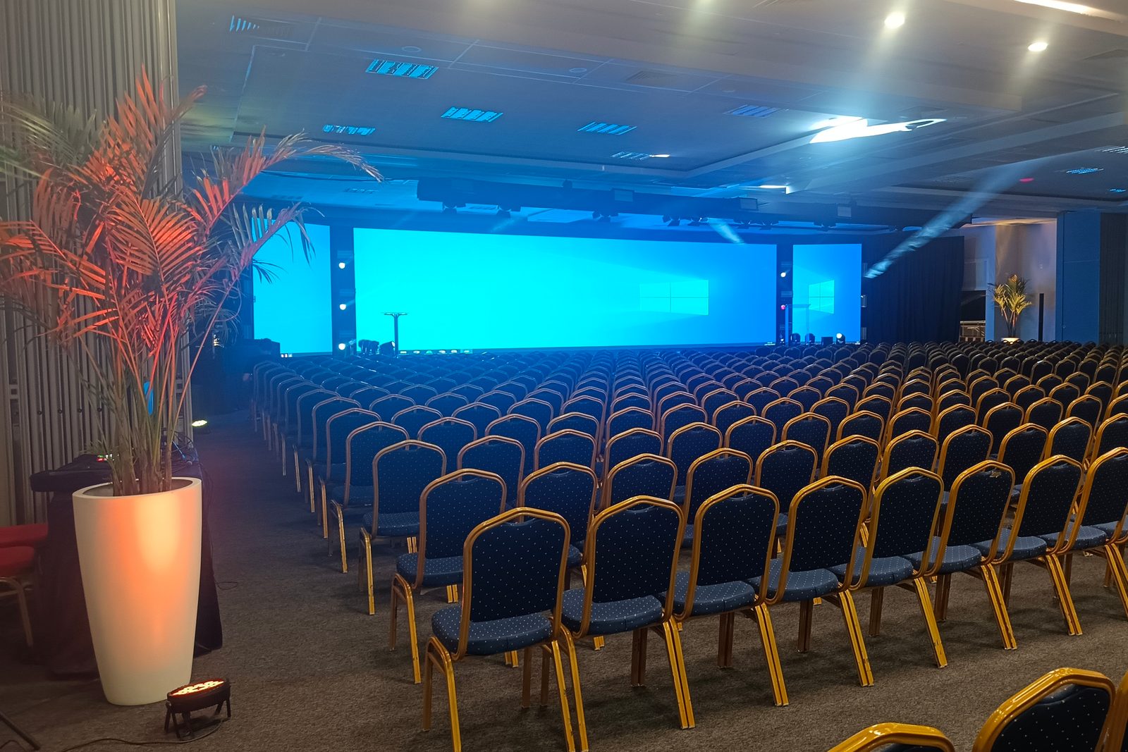Auditório do Expocentro montado para congresso, com fileiras de cadeiras diante de um telão de LED aceso
